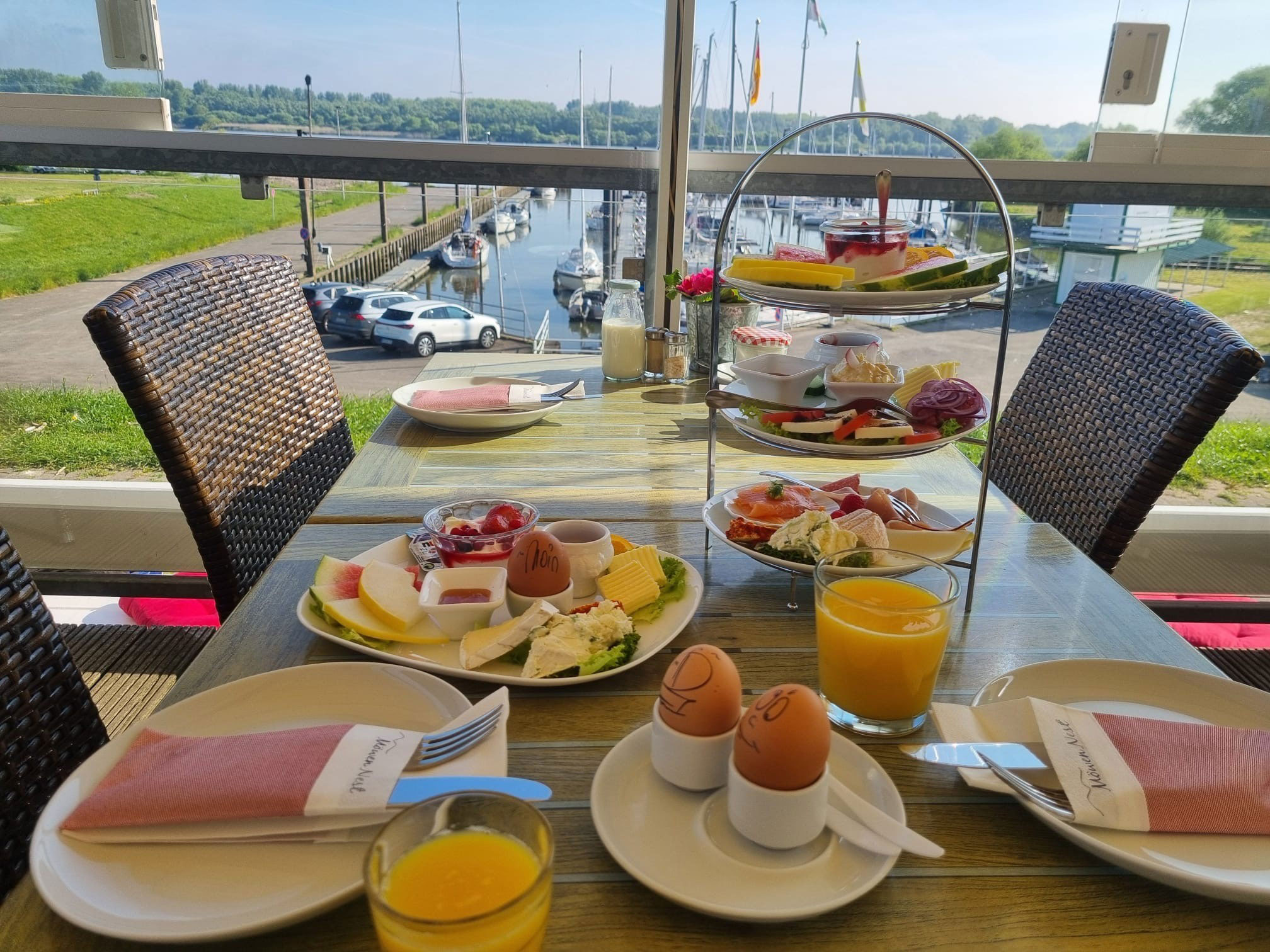 Bild-Fruehstueck-mit-Aussicht
